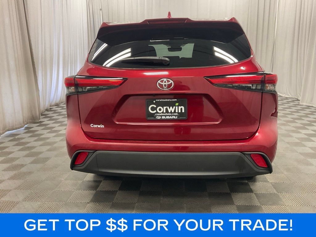 Used 2021 Toyota Highlander XLE AWD/4WD image 3