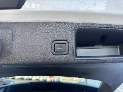 Used 2023 GMC Terrain SLT image 37