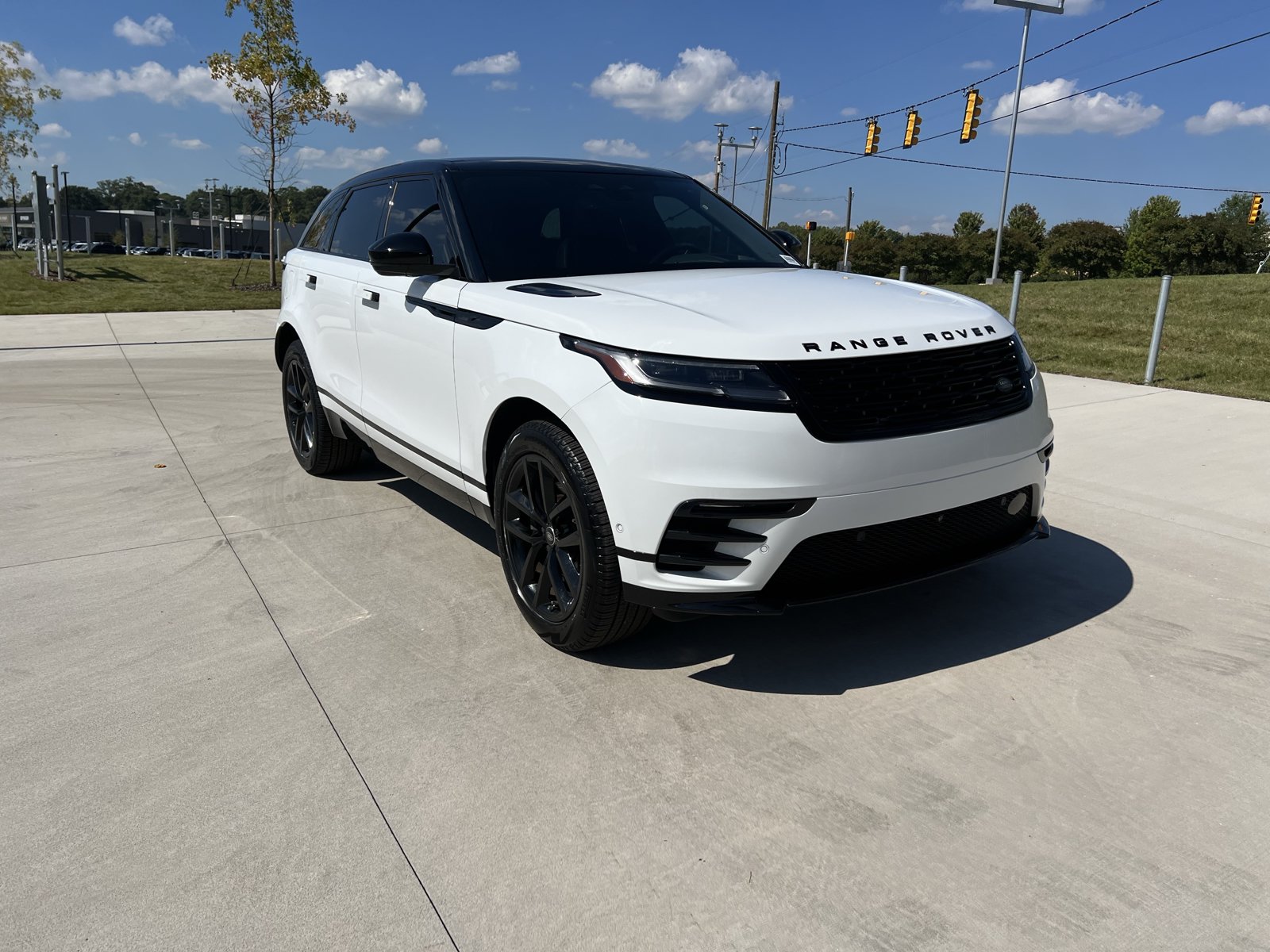 Used 2024 Land Rover Range Rover Velar Dynamic SE AWD/4WD image 2