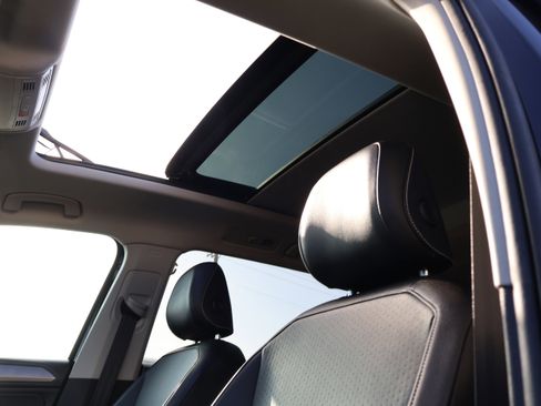 Used 2022 Volkswagen Tiguan SE w/ Panoramic Sunroof Package image 42