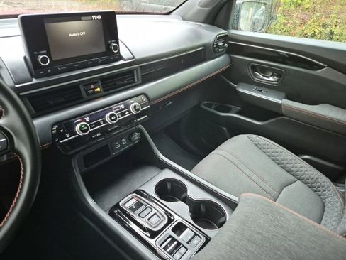 Certified 2025 Honda Pilot Sport image 24