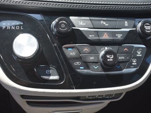 Used 2024 Chrysler Pacifica Limited FWD image 29