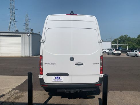 Used 2025 Mercedes-Benz Sprinter 2500 image 4