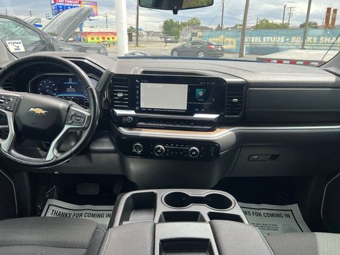 Used 2022 Chevrolet Silverado 1500 LT AWD/4WD image 9