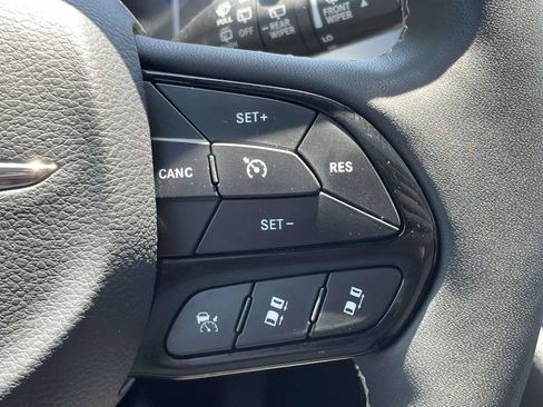 Used 2025 Chrysler Pacifica Limited FWD image 34