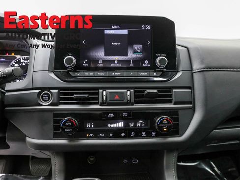 Used 2024 Nissan Pathfinder S image 12