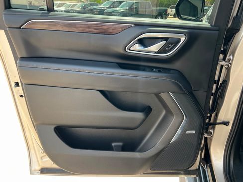 Used 2021 Chevrolet Suburban LT AWD/4WD image 19