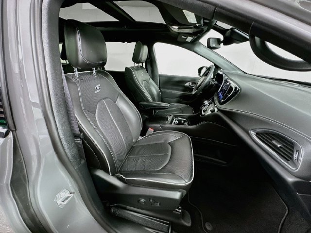 Used 2025 Chrysler Pacifica Premium FWD image 30
