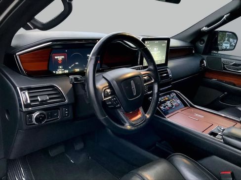 Used 2018 Lincoln Navigator Select w/ Technology Package RWD image 17