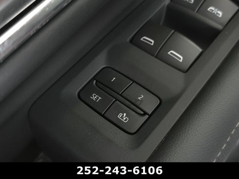 Used 2024 GMC Yukon SLT w/ SLT Luxury Package AWD/4WD image 12