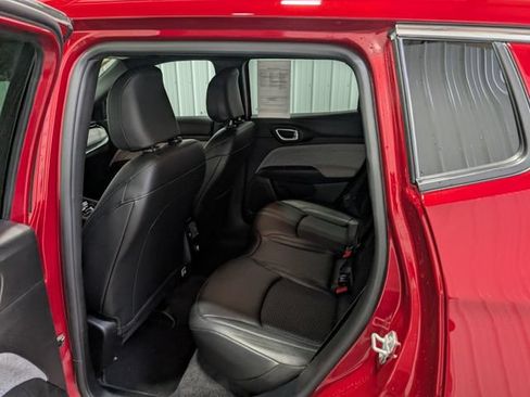 Used 2025 Jeep Compass Latitude AWD/4WD image 9
