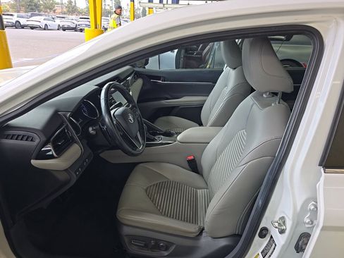 Used 2019 Toyota Camry SE w/ Carpet Mat Package FWD image 7