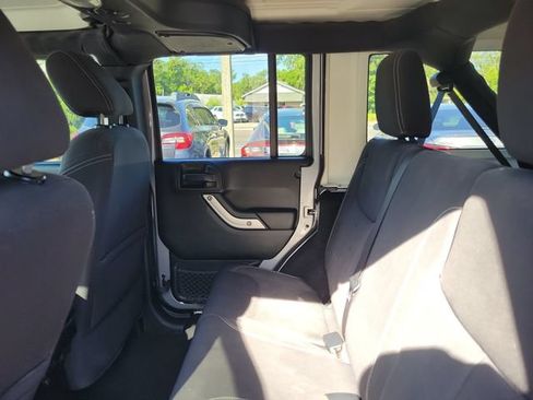 Used 2018 Jeep Wrangler Unlimited Sahara w/ Connectivity Group AWD/4WD image 13