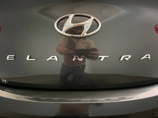 Used 2020 Hyundai Elantra SE FWD image 25