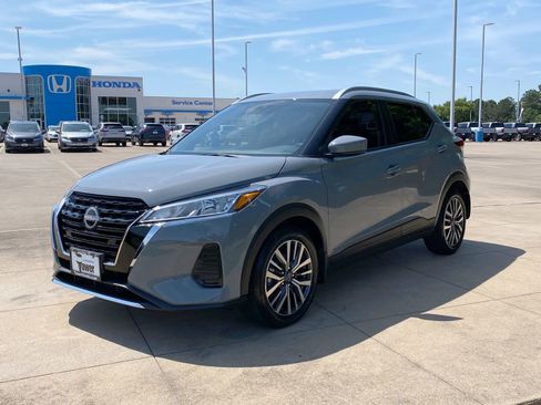 Used 2024 Nissan Kicks SV FWD image 3
