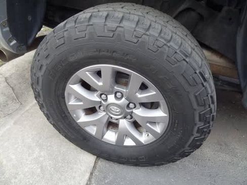 Used 2016 Toyota Tacoma SR5 w/ SR5 Appearance Package (SN) image 20