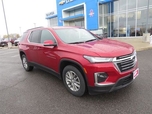 Used 2023 Chevrolet Traverse LT image 2