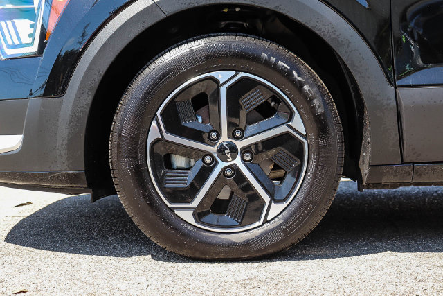 Certified 2025 Kia Niro EX FWD image 12