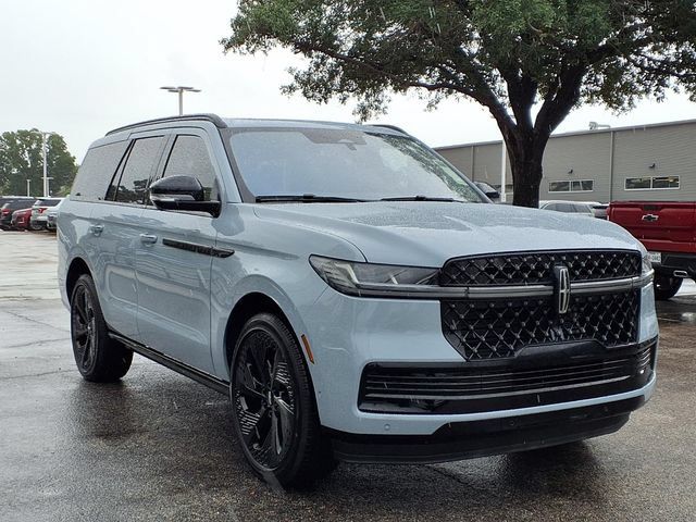 New 2025 Lincoln Navigator Reserve w/ Jet Appearance Package AWD/4WD image 4