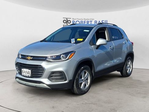 Used 2022 Chevrolet Trax LT w/ LT Convenience Package image 1