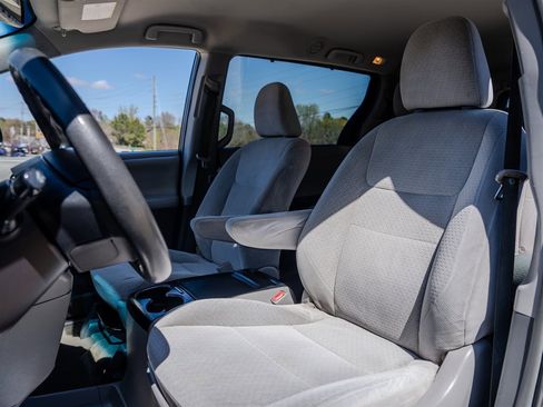 Used 2015 Toyota Sienna LE image 26