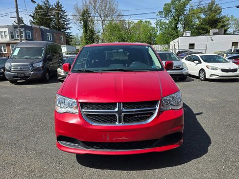 Used 2016 Dodge Grand Caravan SXT w/ Rear Park Assist Package FWD image 2