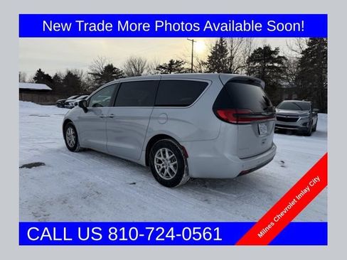Used 2023 Chrysler Pacifica Touring-L FWD image 1