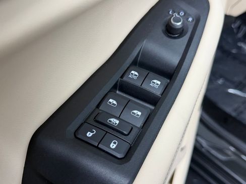 Used 2023 Jeep Grand Cherokee Limited w/ Luxury Tech Group II image 18