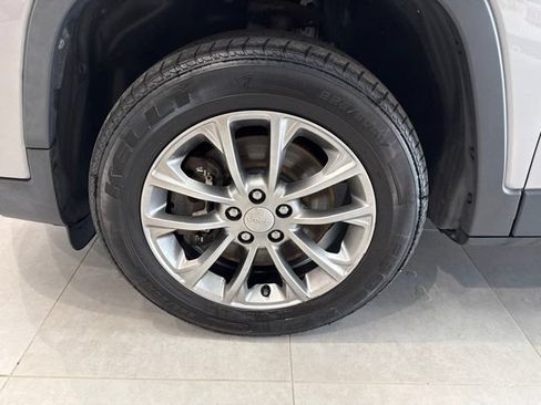 Used 2019 Jeep Cherokee Latitude Plus AWD/4WD image 13