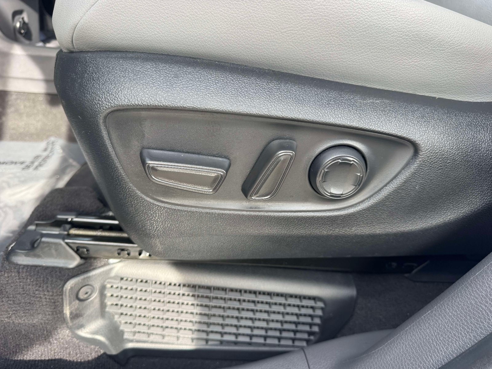 Certified 2024 Toyota Sienna XLE w/ XLE Plus Package AWD/4WD image 17