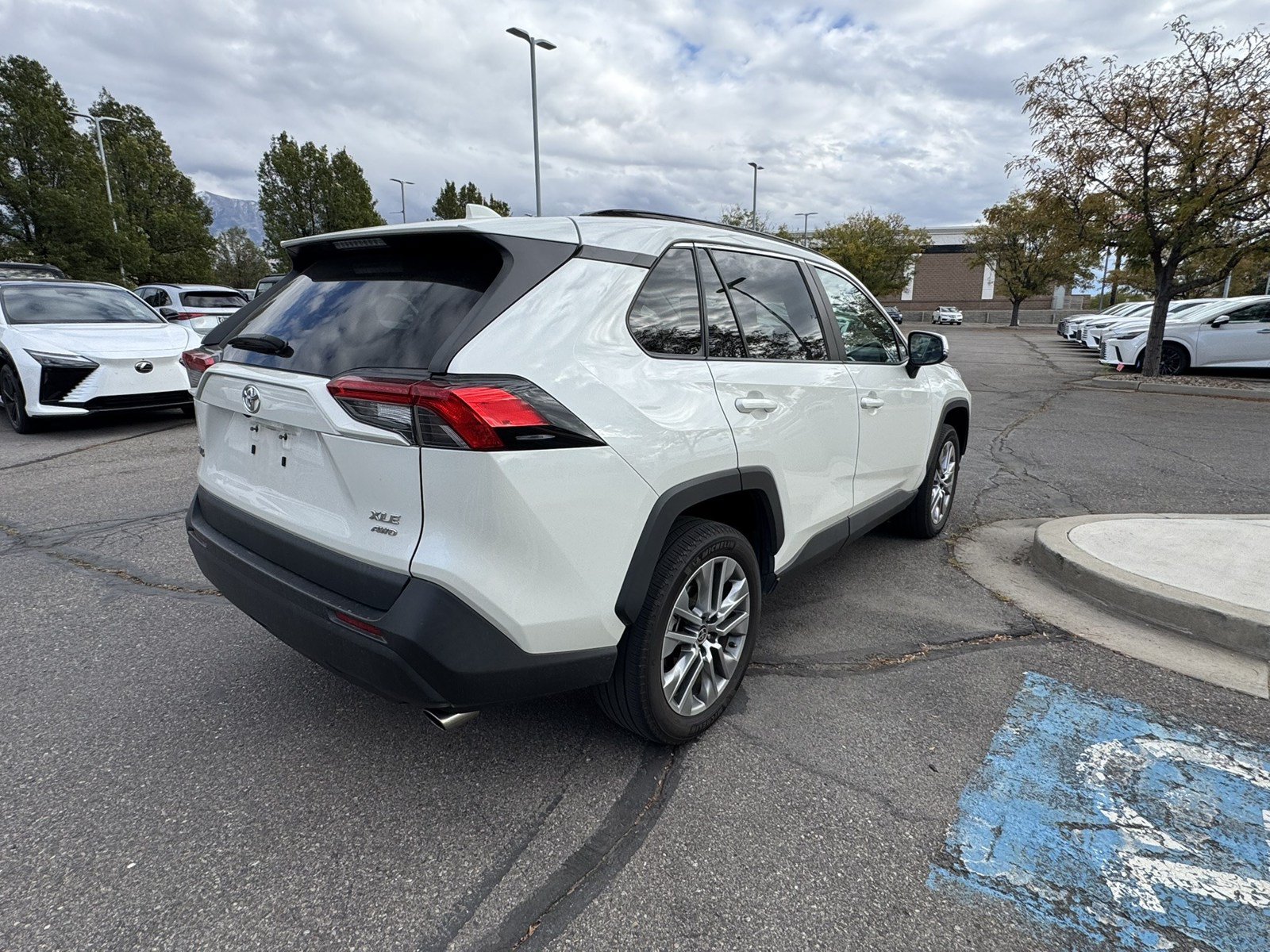 Used 2022 Toyota RAV4 XLE Premium AWD/4WD image 7