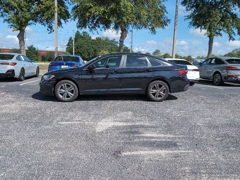 Used 2024 Volkswagen Jetta SE FWD image 3
