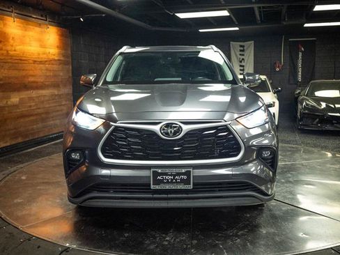 Used 2023 Toyota Highlander XLE FWD image 4