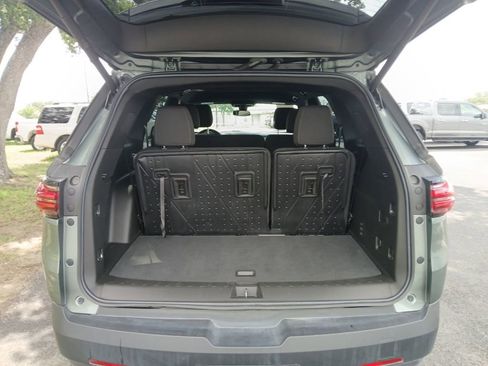 Used 2023 Chevrolet Traverse LT FWD image 19