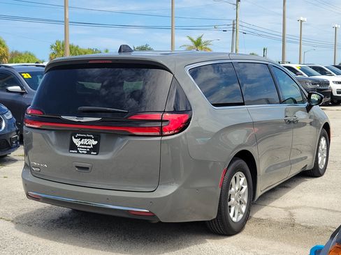 Used 2025 Chrysler Pacifica Select FWD image 4