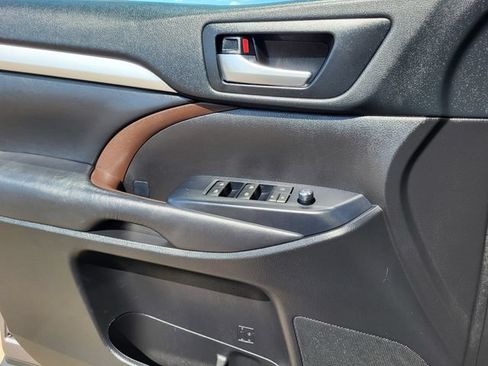 Used 2018 Toyota Highlander XLE AWD/4WD image 12
