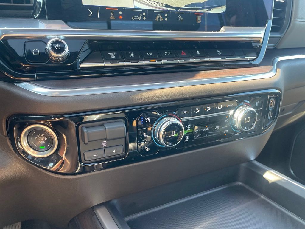 Used 2025 GMC Sierra 2500 SLT w/ SLT Premium Package AWD/4WD image 19