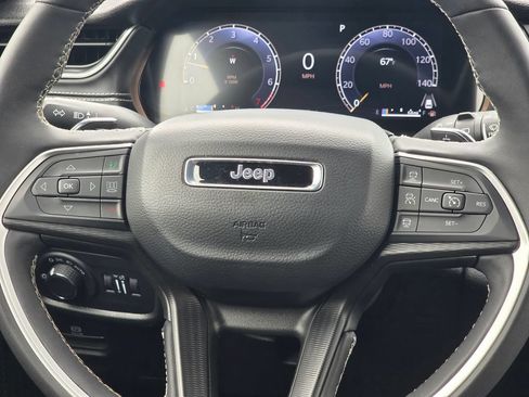 Used 2025 Jeep Grand Cherokee Altitude AWD/4WD image 17