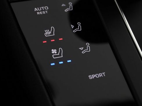 Used 2025 Porsche Macan image 8