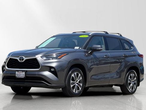 Used 2022 Toyota Highlander XLE FWD image 7