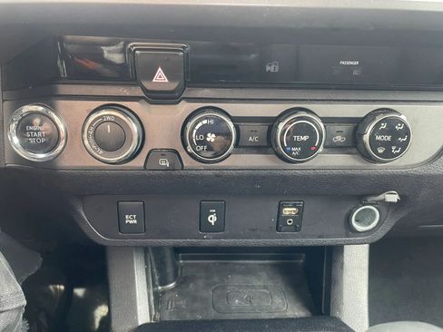 Used 2017 Toyota Tacoma 4x4 Access Cab image 9