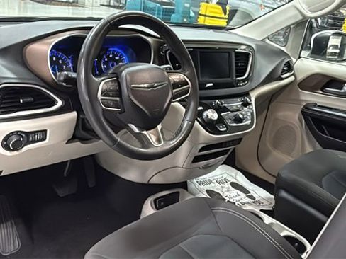 Used 2022 Chrysler Voyager LX image 8