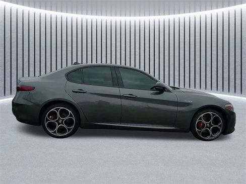 Used 2023 Alfa Romeo Giulia Veloce image 4