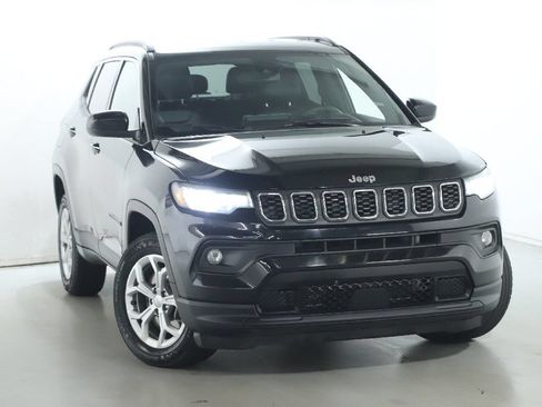 Used 2024 Jeep Compass Latitude AWD/4WD image 2