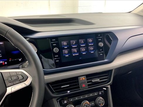 Used 2024 Volkswagen Taos SE image 6