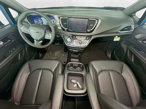 New 2026 Chrysler Pacifica Select image 9