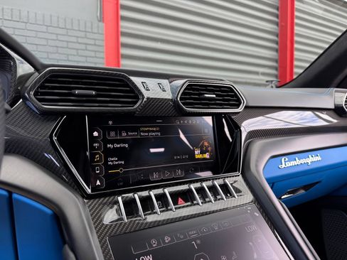 Used 2022 Lamborghini Urus AWD/4WD image 35