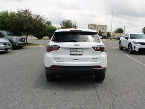 Used 2025 Jeep Compass Latitude w/ Sun & Sound Group AWD/4WD image 37