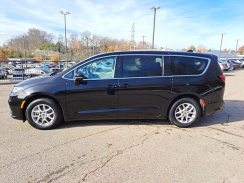 Used 2024 Chrysler Pacifica Touring-L image 2