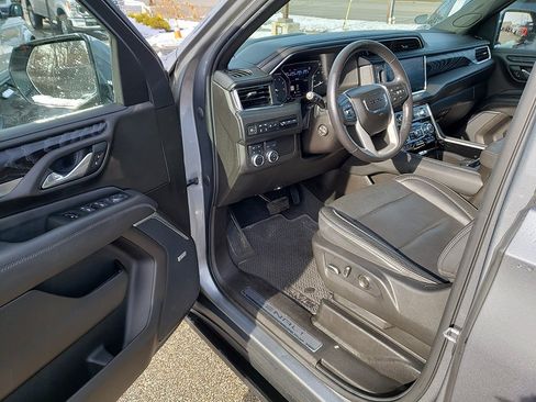 Used 2021 GMC Yukon Denali w/ Denali Premium Package image 9